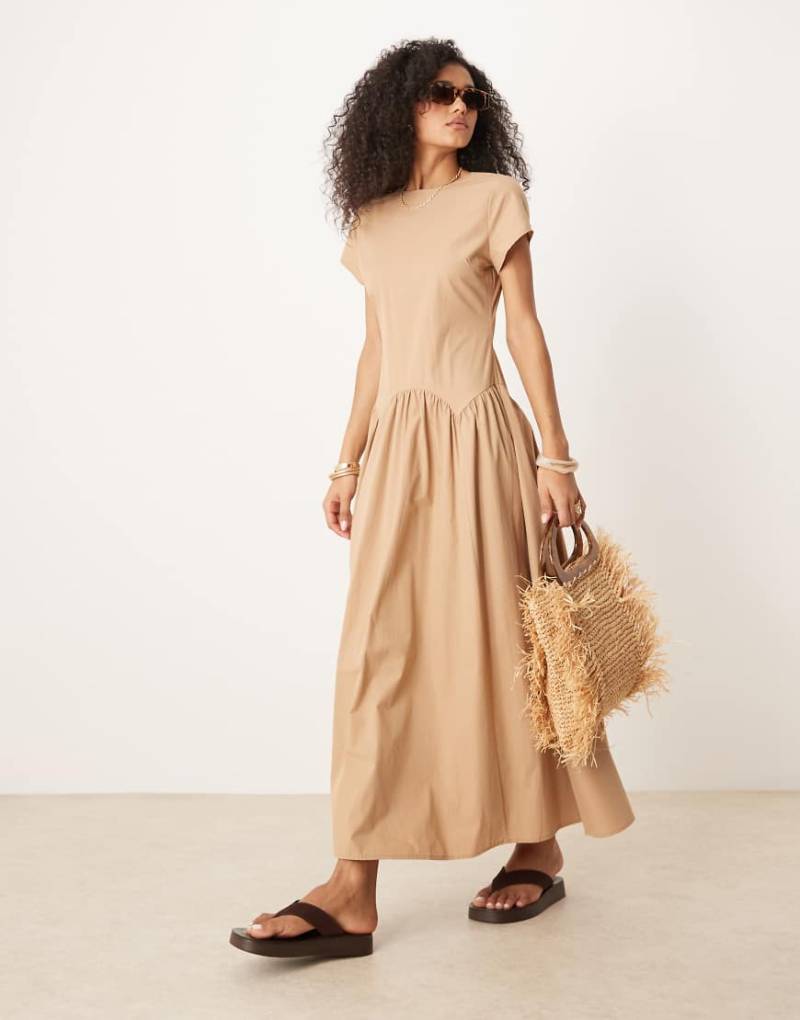 ASOS DESIGN - T-Shirt-Maxikleid in Braun mit tiefer Taille-Bunt von ASOS DESIGN