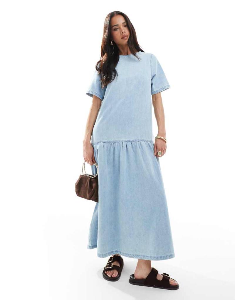 ASOS DESIGN - T-Shirt-Midikleid aus Denim in mittelblauer Waschung mit tiefer Taille von ASOS DESIGN