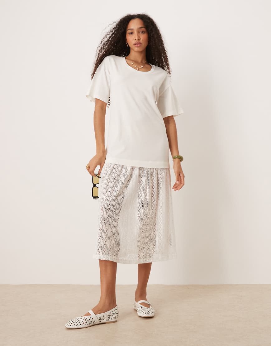ASOS DESIGN - T-Shirt-Midikleid in Weiß mit tiefer Taille und Häkelrock ASOS DESIGN - T-Shirt-Midikleid in Weiß mit tiefer Taille und Häkelrock von ASOS DESIGN