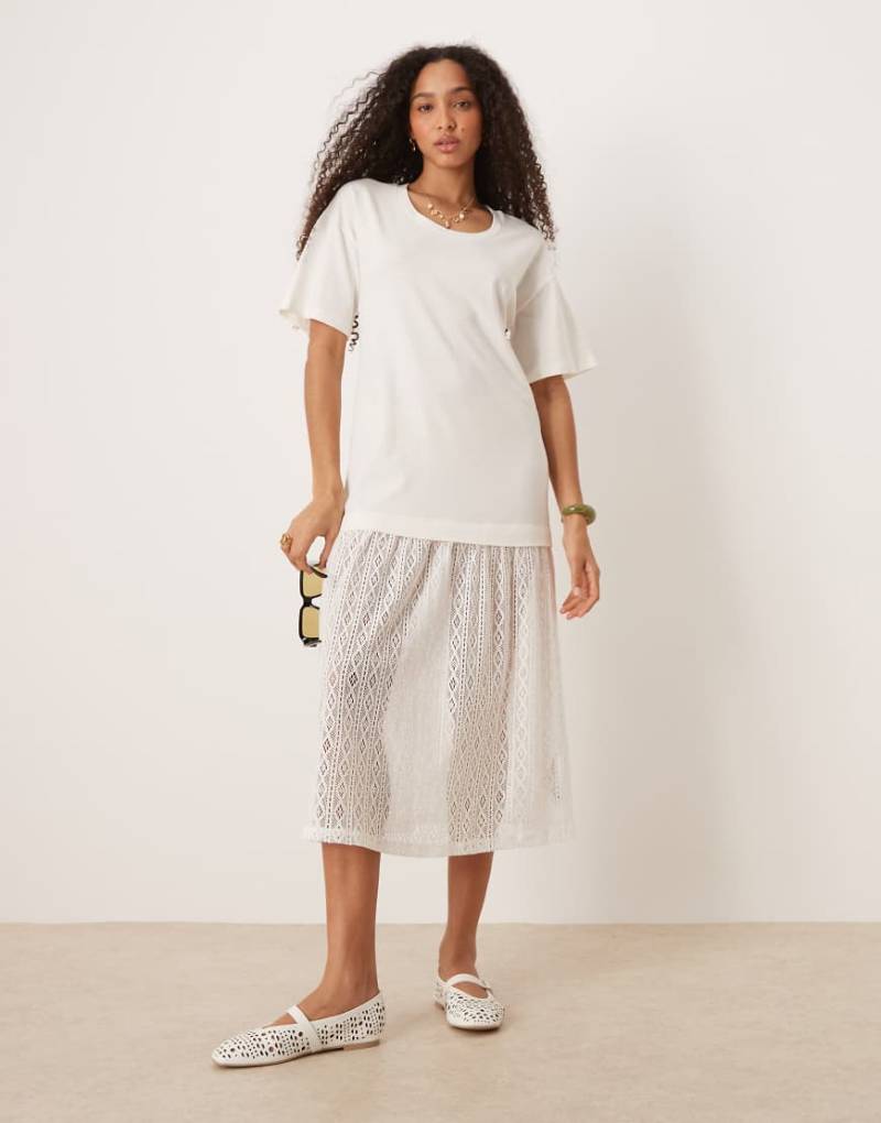 ASOS DESIGN - T-Shirt-Midikleid in Weiß mit tiefer Taille und Häkelrock von ASOS DESIGN