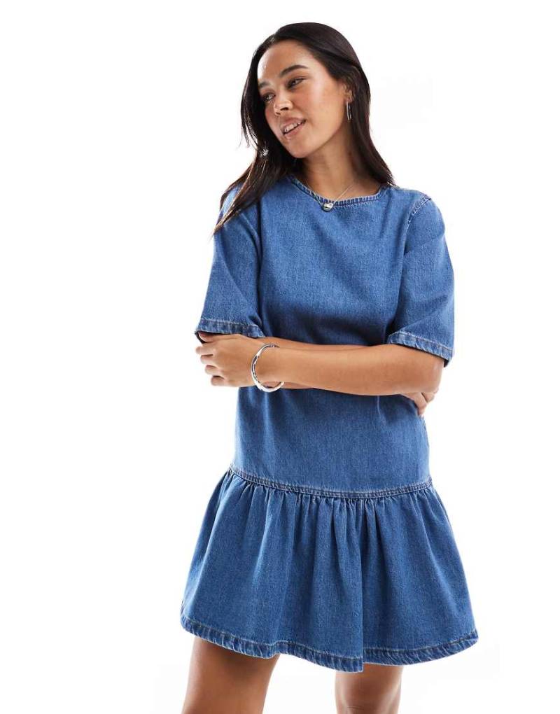 ASOS DESIGN - T-Shirt-Minikleid aus Denim in mittelblauer Waschung mit tiefer Taille von ASOS DESIGN