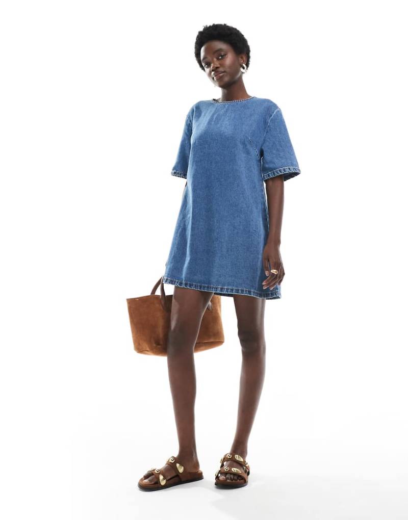 ASOS DESIGN - T-Shirt-Minikleid aus weichem Denim in mittelblauer Waschung von ASOS DESIGN
