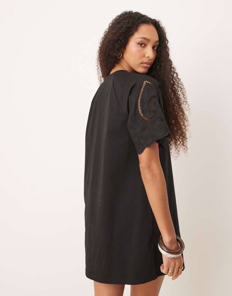 ASOS DESIGN - T-Shirt-Minikleid in Schwarz mit Häkelspitze an den Ärmeln von ASOS DESIGN