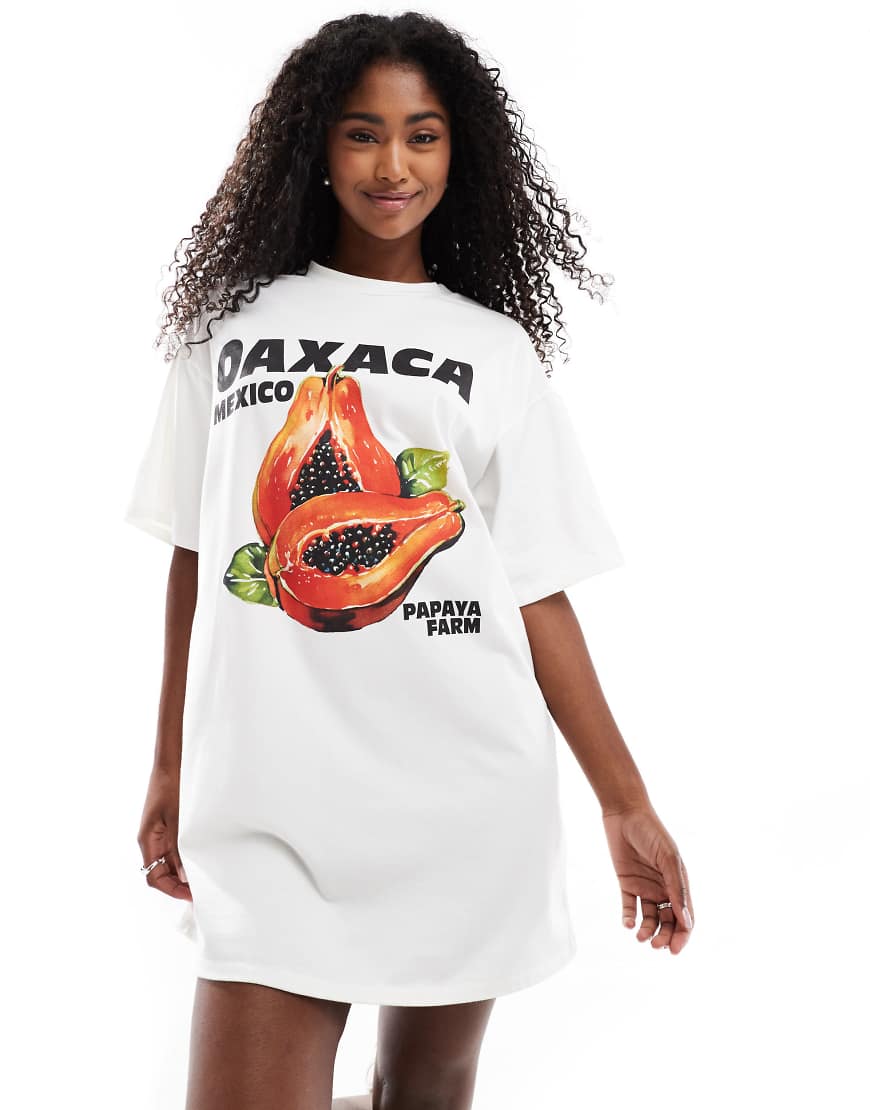 ASOS DESIGN - T-Shirt-Minikleid in Weiß mit Papaya-Grafik ASOS DESIGN - T-Shirt-Minikleid in Weiß mit Papaya-Grafik von ASOS DESIGN