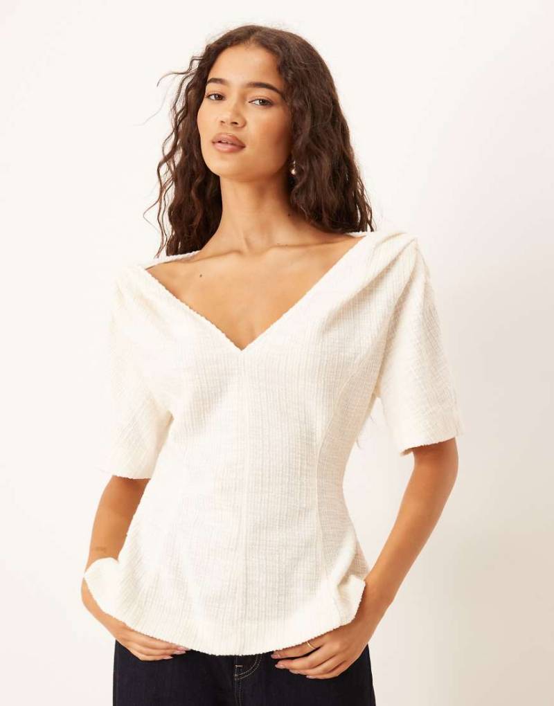 ASOS DESIGN - T-Shirt aus Bouclé in Creme mit V-Ausschnitt und verdrehtem Schulterdetail-Weiß von ASOS DESIGN
