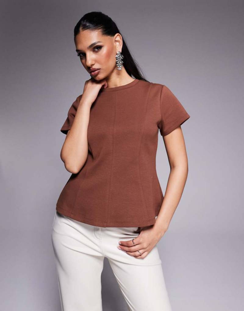 ASOS DESIGN - T-Shirt aus Interlock-Jersey in Braun mit Ziernaht von ASOS DESIGN