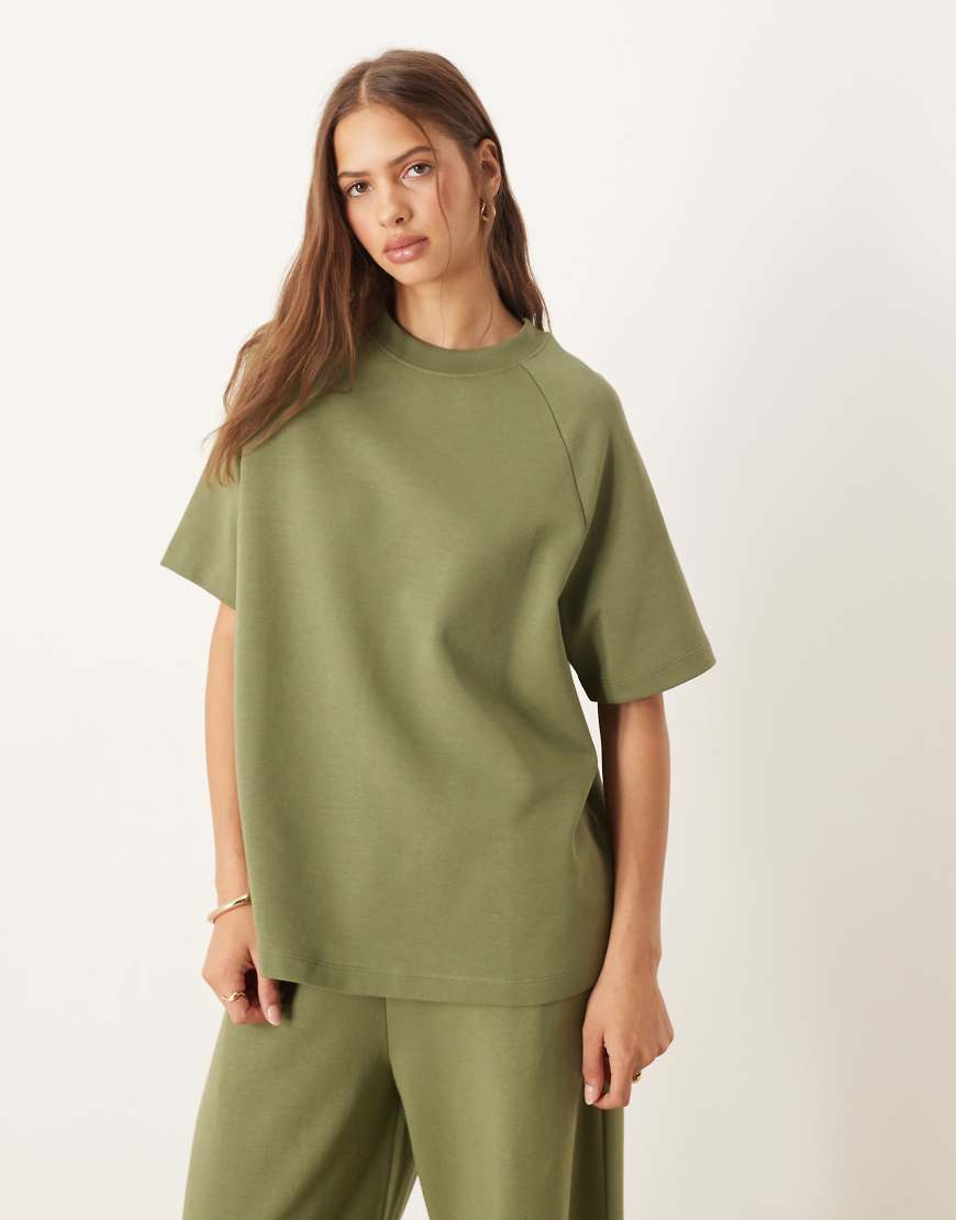 ASOS DESIGN - T-Shirt aus Interlock-Jersey in Khaki mit Raglanärmeln, Kombiteil-Grün von ASOS DESIGN