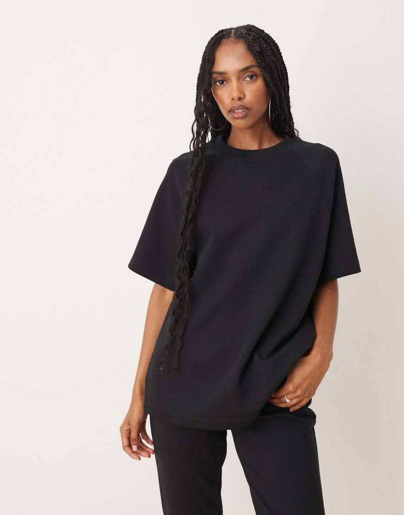 ASOS DESIGN - T-Shirt aus Interlock-Jersey in Schwarz mit Raglanärmeln, Kombiteil von ASOS DESIGN