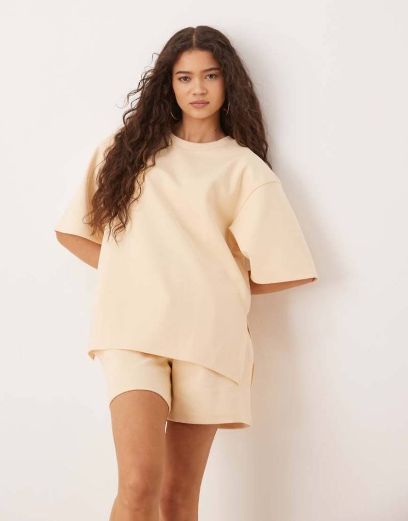 ASOS DESIGN - T-Shirt aus Interlock-Stoff in Buttermilchgelb mit Seitenschlitz, Kombiteil von ASOS DESIGN