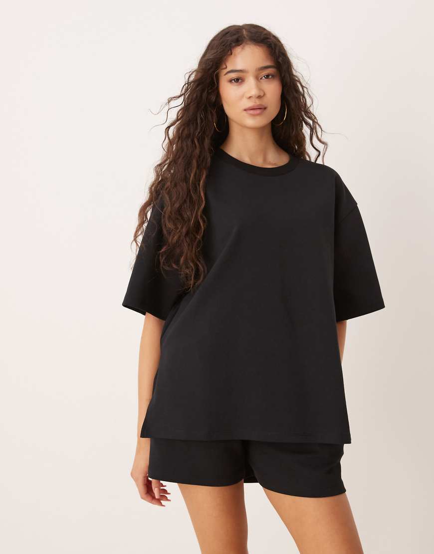 ASOS DESIGN - T-Shirt aus Interlock-Stoff in Schwarz mit Seitenschlitz, Kombiteil von ASOS DESIGN