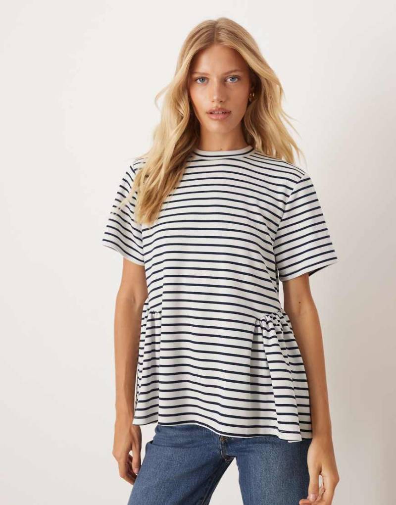 ASOS DESIGN - T-Shirt aus Interlock-Stoff mit Schößchen, gerafftem Detail und Streifen-Bunt von ASOS DESIGN