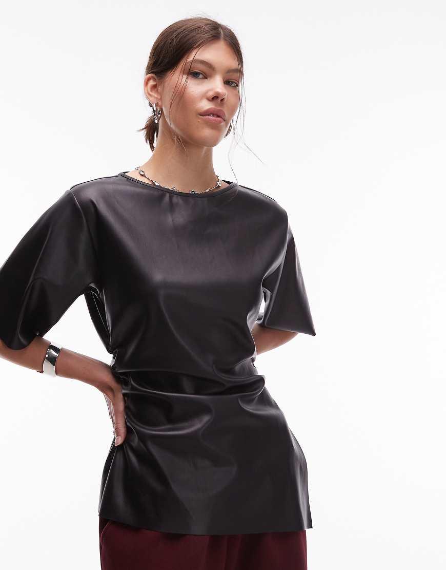 ASOS DESIGN - T-Shirt aus Kunstleder in Schwarz mit geraffter Seite von ASOS DESIGN