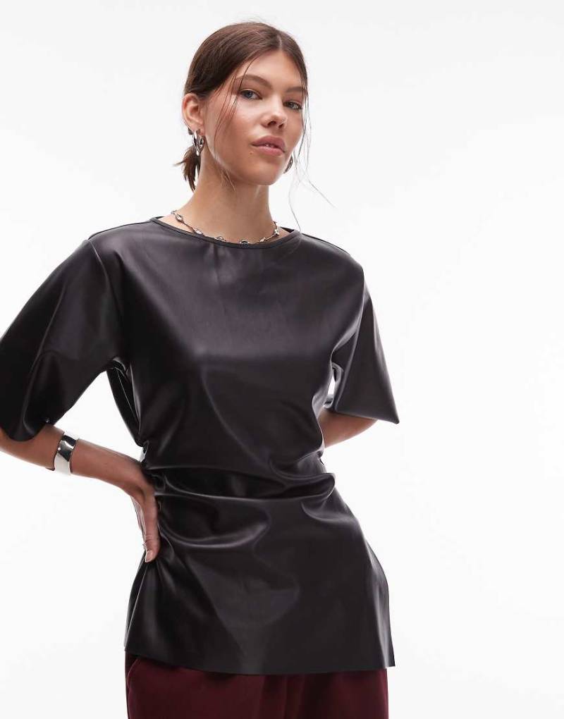 ASOS DESIGN - T-Shirt aus Kunstleder in Schwarz mit geraffter Seite ASOS DESIGN - T-Shirt aus Kunstleder in Schwarz mit geraffter Seite von ASOS DESIGN