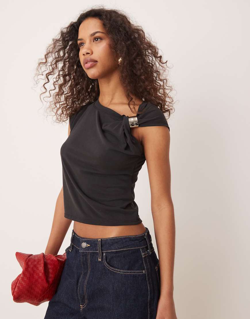 ASOS DESIGN - T-Shirt aus Modal in Schwarz mit Besatz in Silber und einem Ärmel von ASOS DESIGN