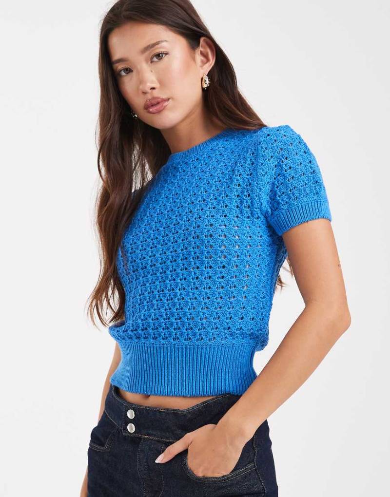 ASOS DESIGN - T-Shirt aus Häkelstrick in Blau von ASOS DESIGN