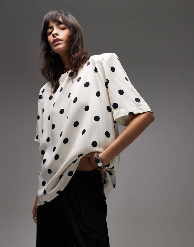 ASOS DESIGN - T-Shirt aus Satin in Creme mit Polka Dots und Schulterpolstern-Bunt ASOS DESIGN - T-Shirt aus Satin in Creme mit Polka Dots und Schulterpolstern-Bunt von ASOS DESIGN