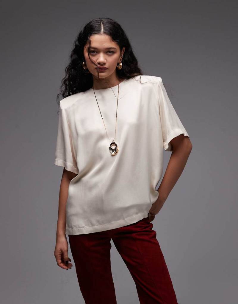 ASOS DESIGN - T-Shirt aus Satin in Ecru mit Schulterpolstern-Weiß von ASOS DESIGN