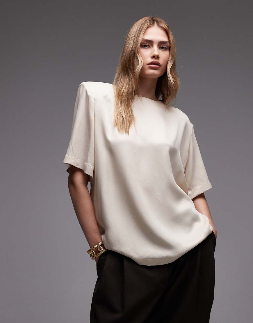 ASOS DESIGN - T-Shirt aus Satin in Ecru mit Schulterpolstern-Weiß ASOS DESIGN - T-Shirt aus Satin in Ecru mit Schulterpolstern-Weiß von ASOS DESIGN