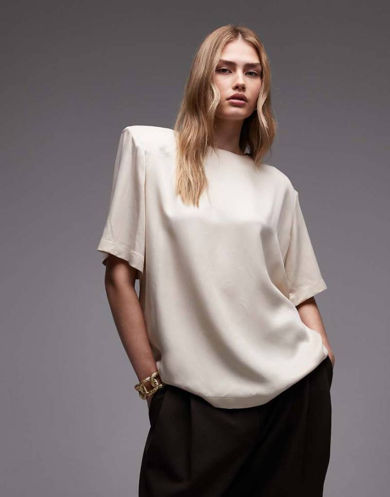 ASOS DESIGN - T-Shirt aus Satin in Ecru mit Schulterpolstern-Weiß von ASOS DESIGN
