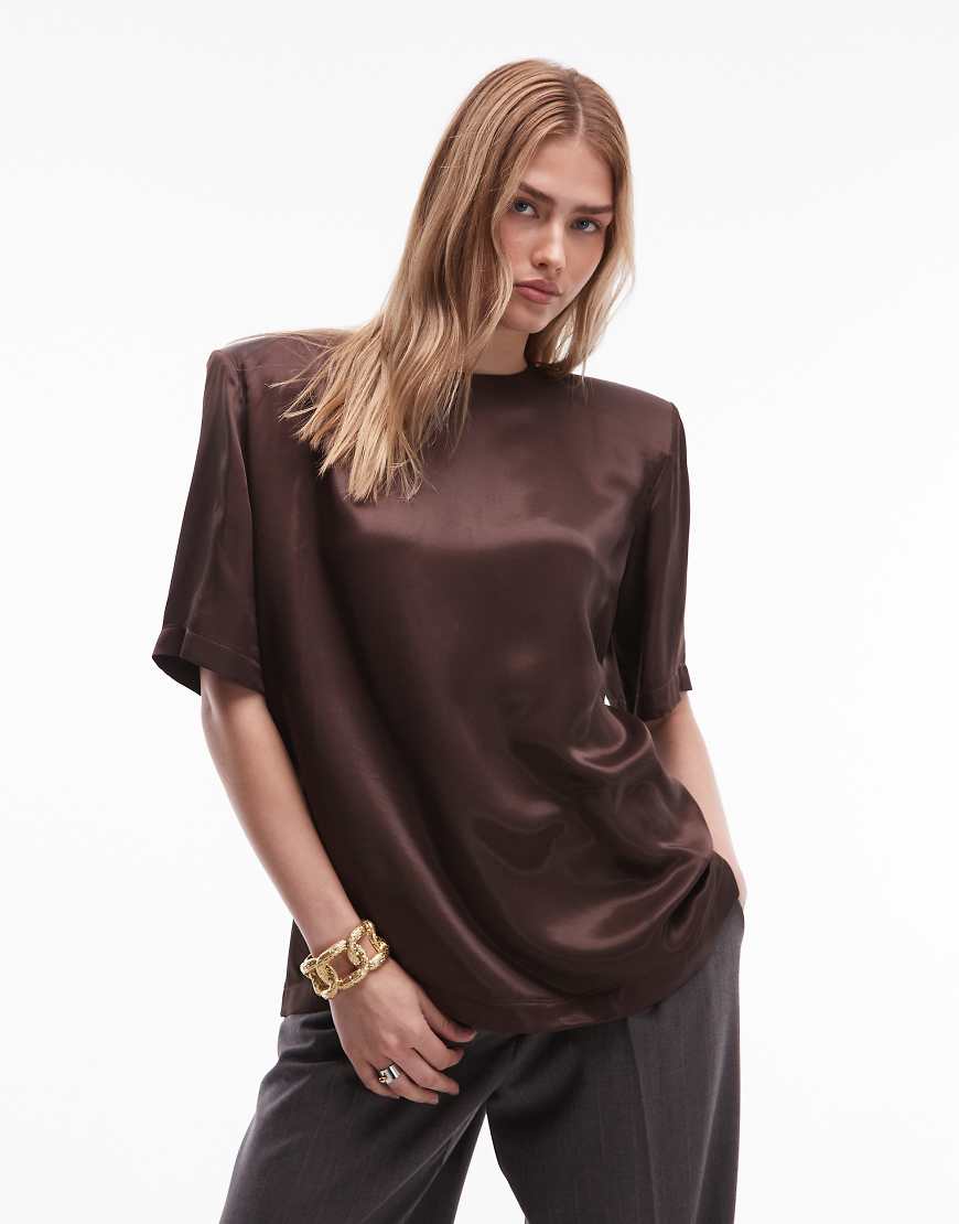 ASOS DESIGN - T-Shirt aus Satin in Schokobraun mit Schulterpolstern-Brown von ASOS DESIGN