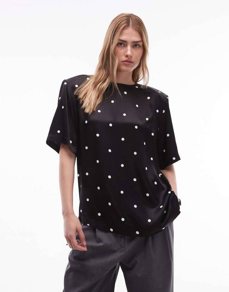 ASOS DESIGN - T-Shirt aus Satin in Schwarz mit Polka Dots und Schulterpolstern-Bunt ASOS DESIGN - T-Shirt aus Satin in Schwarz mit Polka Dots und Schulterpolstern-Bunt von ASOS DESIGN