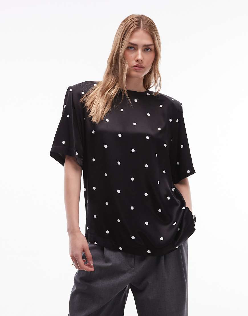 ASOS DESIGN - T-Shirt aus Satin in Schwarz mit Polka Dots und Schulterpolstern-Bunt ASOS DESIGN - T-Shirt aus Satin in Schwarz mit Polka Dots und Schulterpolstern-Bunt von ASOS DESIGN