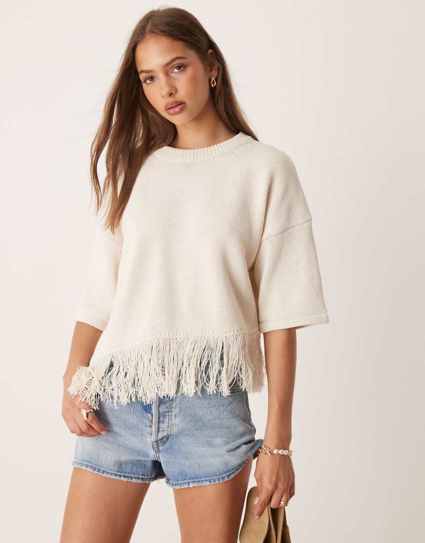 ASOS DESIGN - T-Shirt aus Strick in Creme mit asymmetrischem Fransensaum-Weiß ASOS DESIGN - T-Shirt aus Strick in Creme mit asymmetrischem Fransensaum-Weiß von ASOS DESIGN