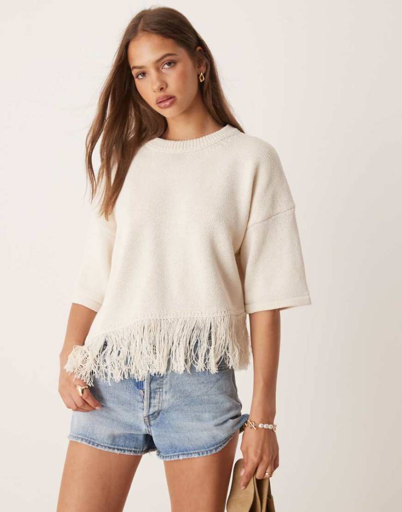 ASOS DESIGN - T-Shirt aus Strick in Creme mit asymmetrischem Fransensaum-Weiß von ASOS DESIGN