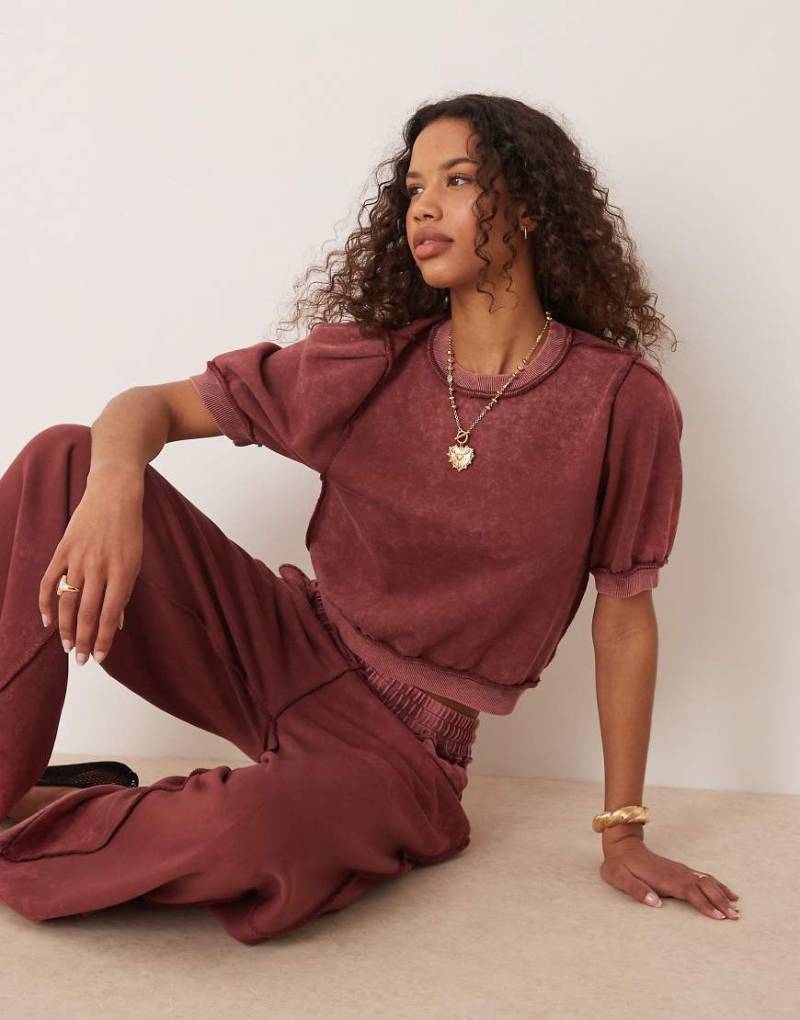ASOS DESIGN - Kurzärmliges T-Shirt aus Sweatshirt-Stoff in verwaschenem Burgunderrot mit sichtbarer Naht, Kombiteil von ASOS DESIGN