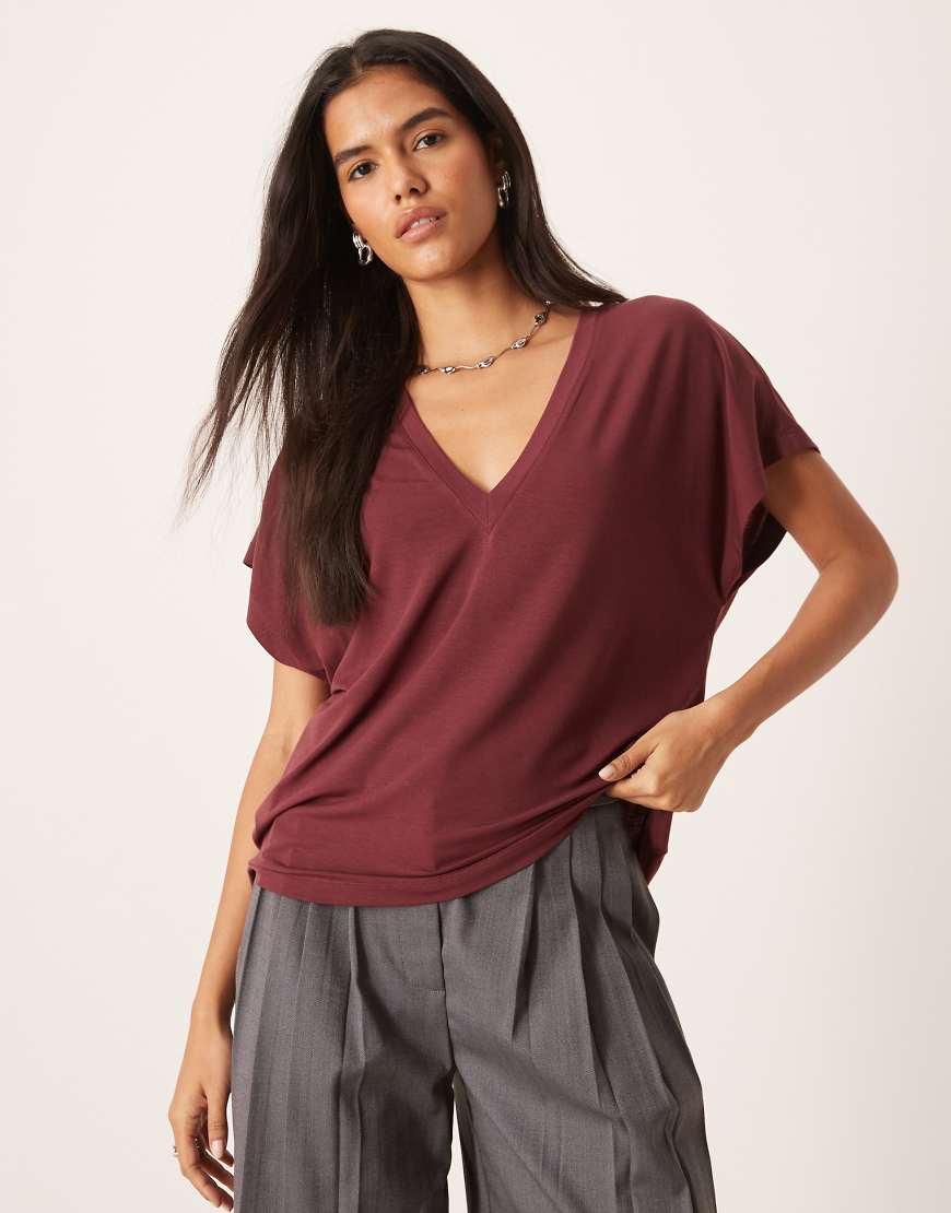 ASOS DESIGN - Fließendes T-Shirt aus breatheMAX-Lyocell in Burgunderrot mit V-Ausschnitt von ASOS DESIGN