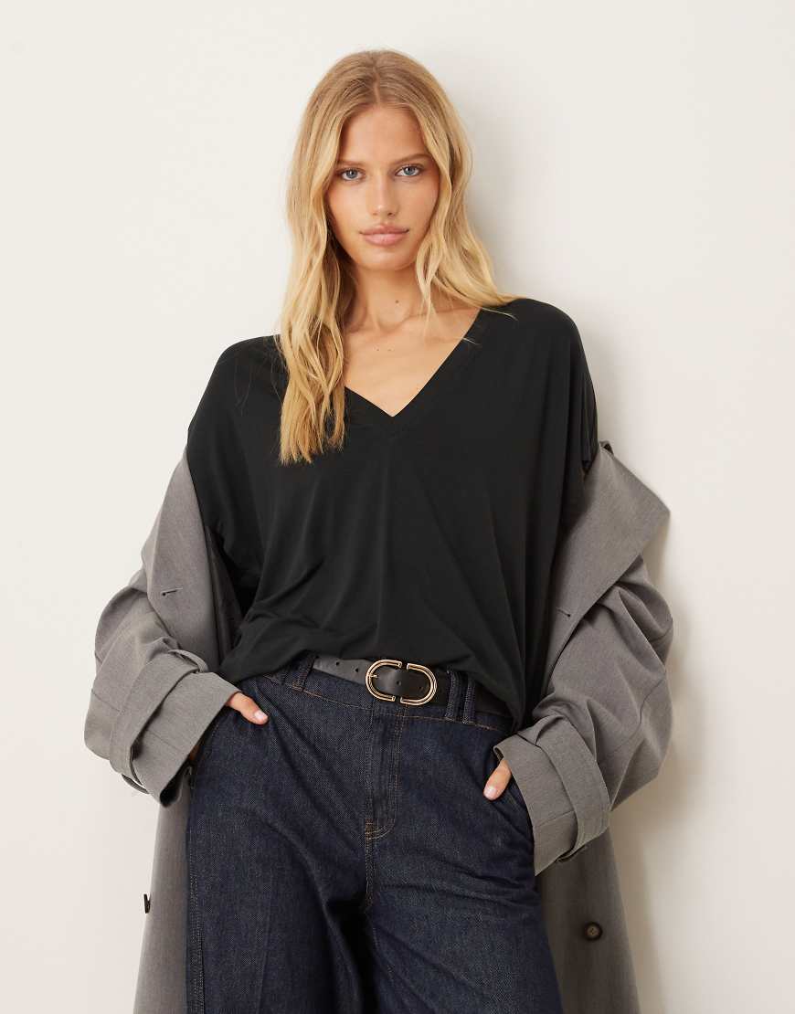 ASOS DESIGN - T-Shirt aus fließendem breatheMAX-Lyocell in Schwarz mit V-Ausschnitt von ASOS DESIGN