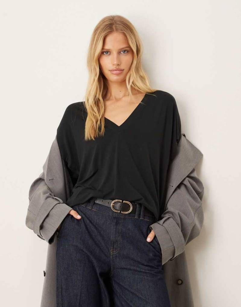 ASOS DESIGN - T-Shirt aus fließendem breatheMAX-Lyocell in Schwarz mit V-Ausschnitt von ASOS DESIGN