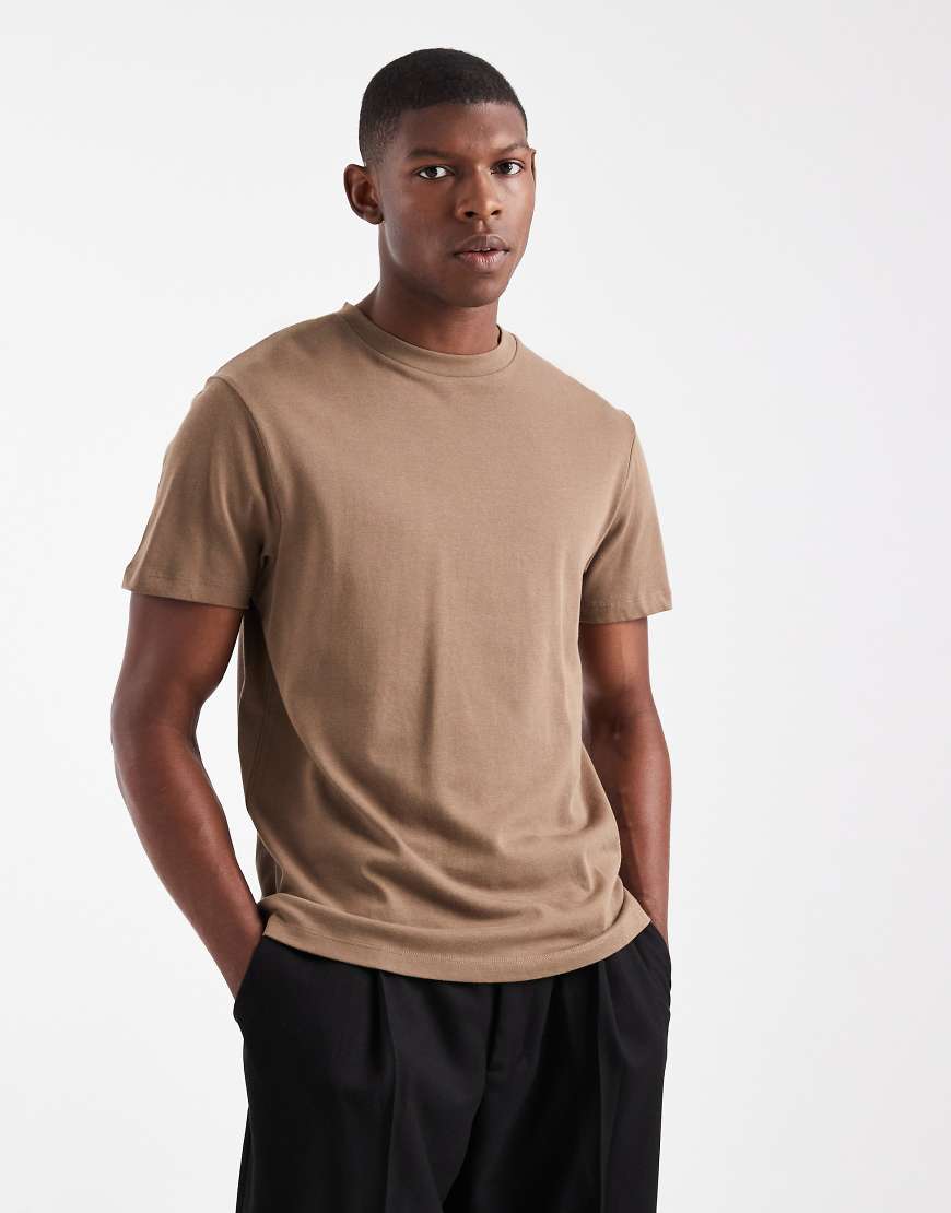 ASOS DESIGN - T-Shirt aus schwerem Stoff in Braun mit Rundhalsausschnitt-Brown von ASOS DESIGN
