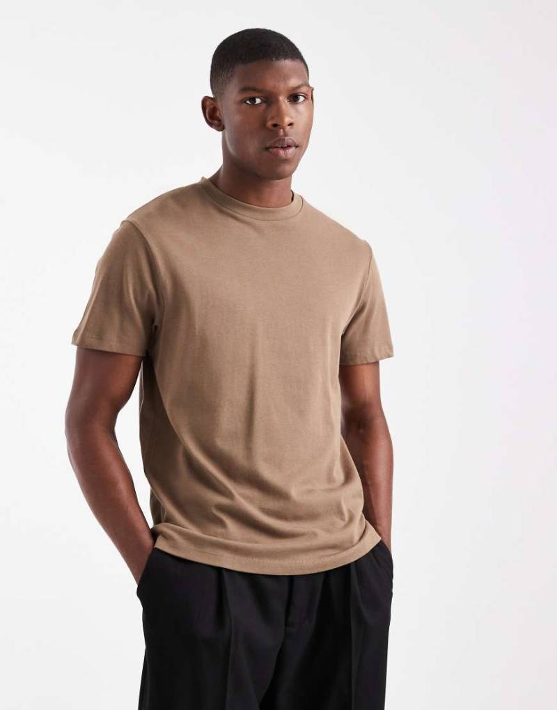 ASOS DESIGN - T-Shirt aus schwerem Stoff in Braun mit Rundhalsausschnitt-Brown von ASOS DESIGN