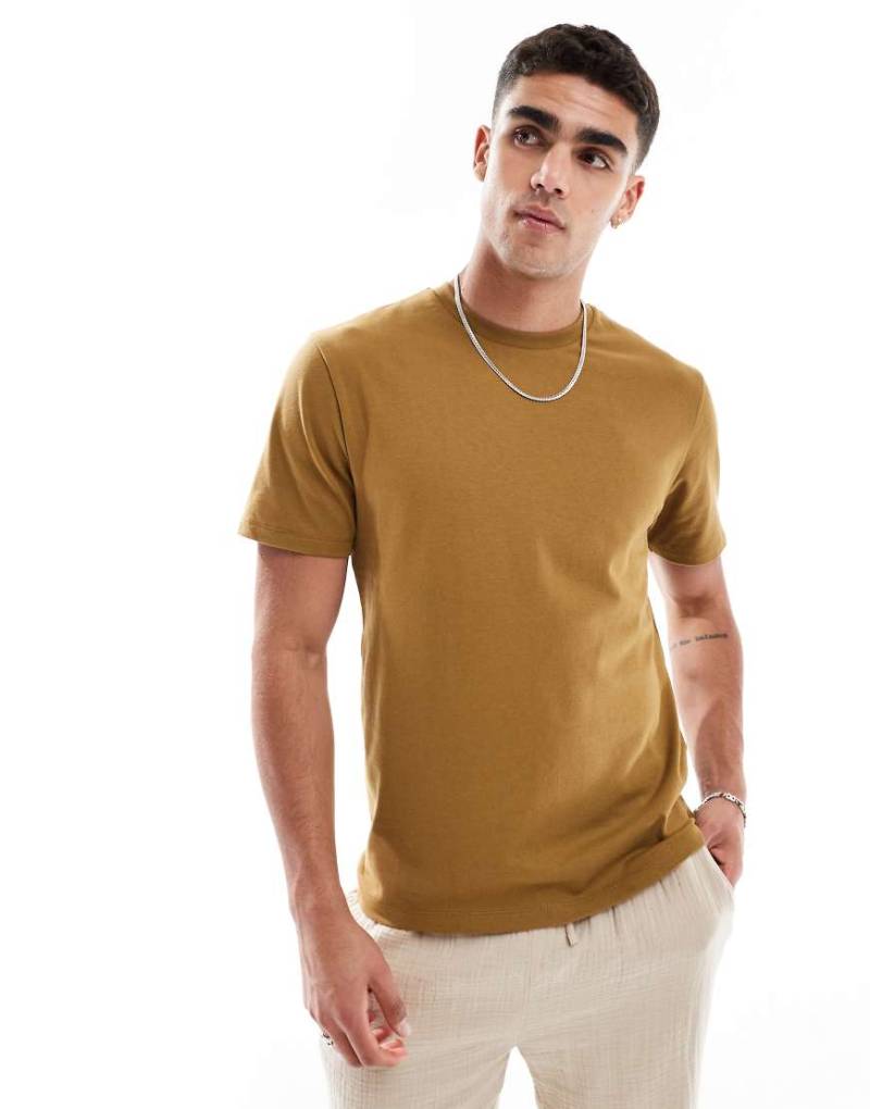 ASOS DESIGN - T-Shirt aus schwerem Stoff in Grün mit Rundhalsausschnitt-Braun ASOS DESIGN - T-Shirt aus schwerem Stoff in Grün mit Rundhalsausschnitt-Braun von ASOS DESIGN