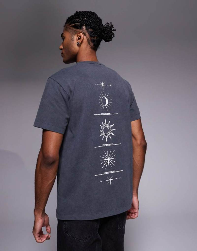 ASOS DESIGN - T-Shirt aus schwerem Stoff in verwaschenem Schwarz mit Himmelskörper-Print entlang der Wirbelsäule-Grau von ASOS DESIGN