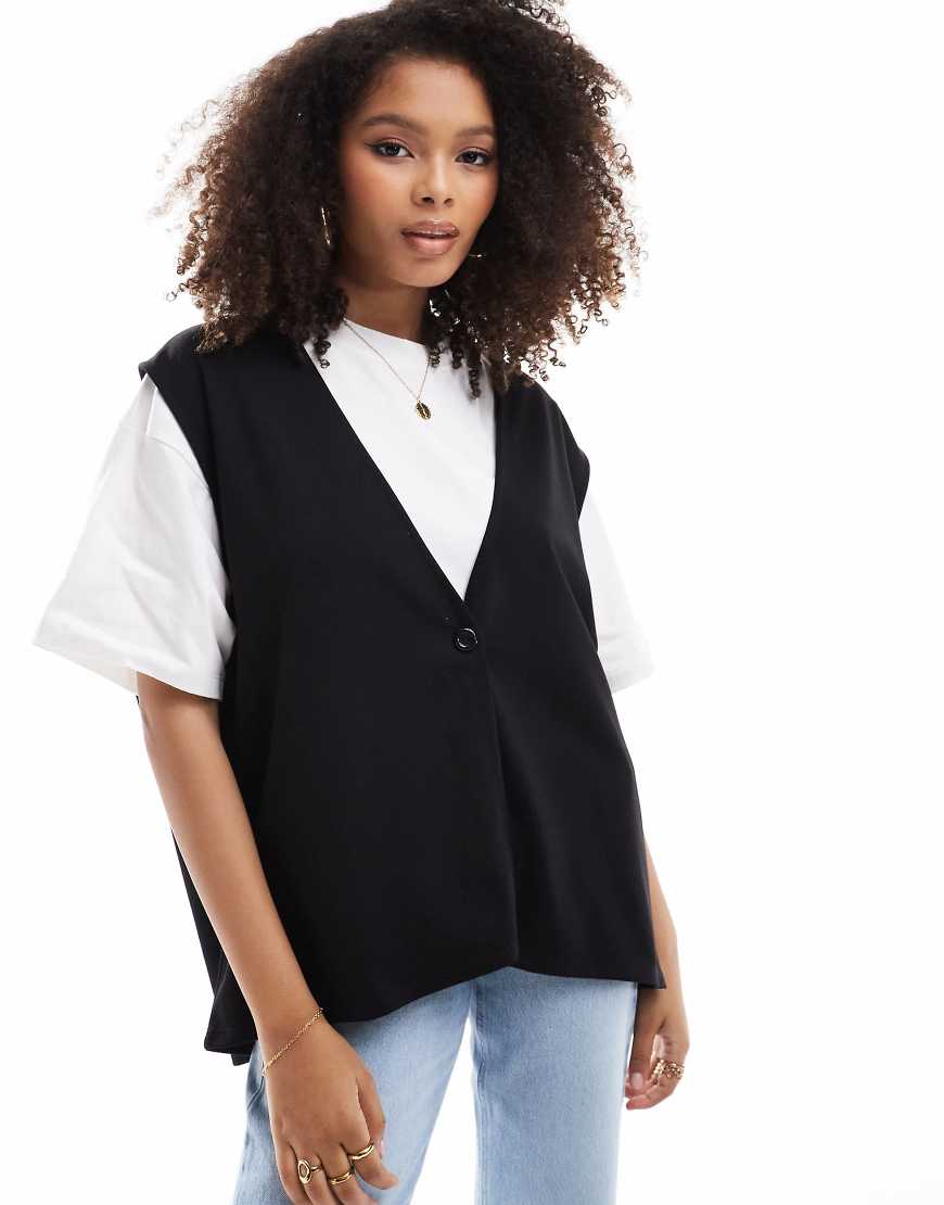 ASOS DESIGN - T-Shirt in 2-in-1-Design mit Weste in Schwarz-Weiß-Bunt von ASOS DESIGN