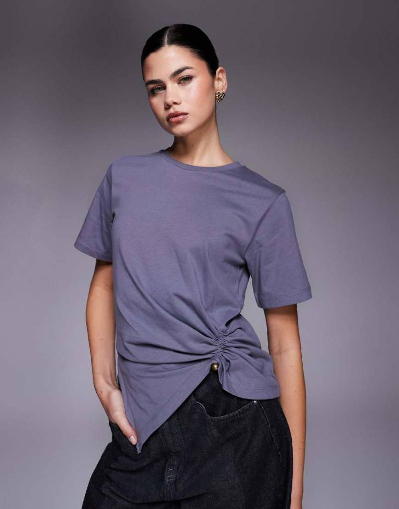 ASOS DESIGN - T-Shirt in Anthrazit mit geraffter Taille und Hardware-Detail-Grau von ASOS DESIGN
