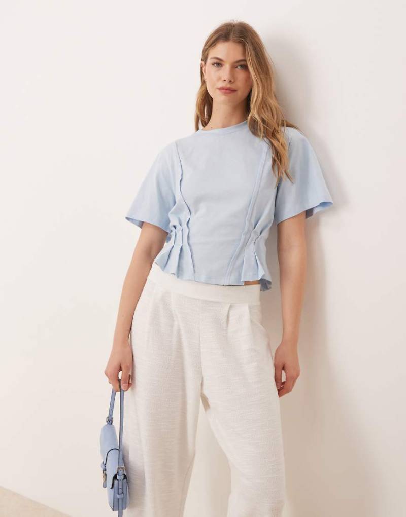 ASOS DESIGN - T-Shirt in Babyblau mit Ziernähten und Korsett-Taille von ASOS DESIGN