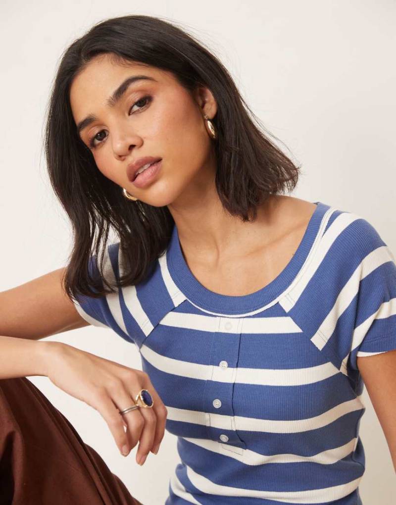 ASOS DESIGN - T-Shirt in Blau gestreift mit U-Ausschnitt und Knöpfen vorne von ASOS DESIGN