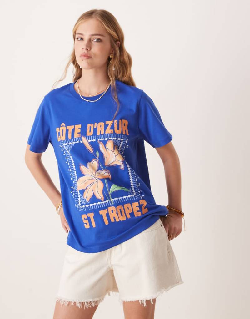 ASOS DESIGN - T-Shirt in Blau mit „Saint Tropez"-Grafikprint, in regulärer Passform von ASOS DESIGN