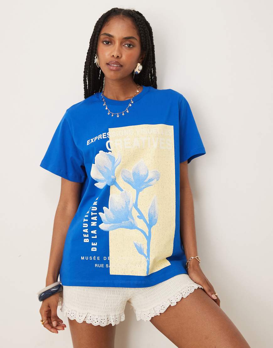 ASOS DESIGN - T-Shirt in Blau mit farblich abgestimmtem Blumen-Grafikprint in regulärer Passform von ASOS DESIGN