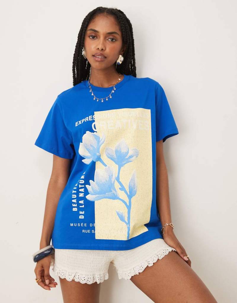 ASOS DESIGN - T-Shirt in Blau mit farblich abgestimmtem Blumen-Grafikprint in regulärer Passform von ASOS DESIGN