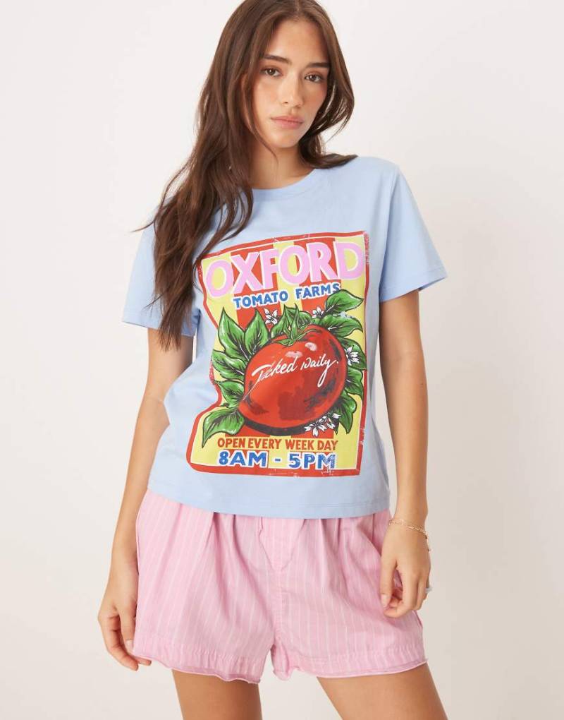ASOS DESIGN - Knapp geschnittenes T-Shirt in Blau mit „Oxford Tomato"-Grafikprint von ASOS DESIGN
