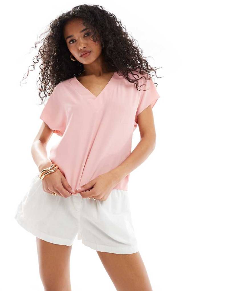 ASOS DESIGN - T-Shirt in Blush aus Webstoff mit V-Ausschnitt-Rosa von ASOS DESIGN