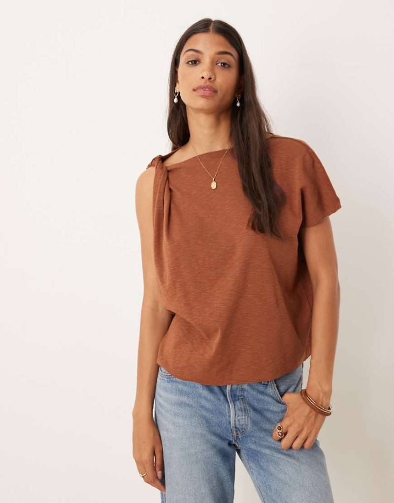 ASOS DESIGN - T-Shirt in Braun mit Noppenstruktur und Ärmel mit asymmetrischem Knotendesign-Brown von ASOS DESIGN