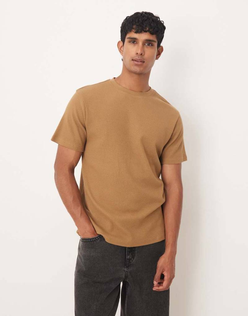 ASOS DESIGN - T-Shirt in Braun mit Rundhalsausschnitt und Waffelstruktur-Brown von ASOS DESIGN