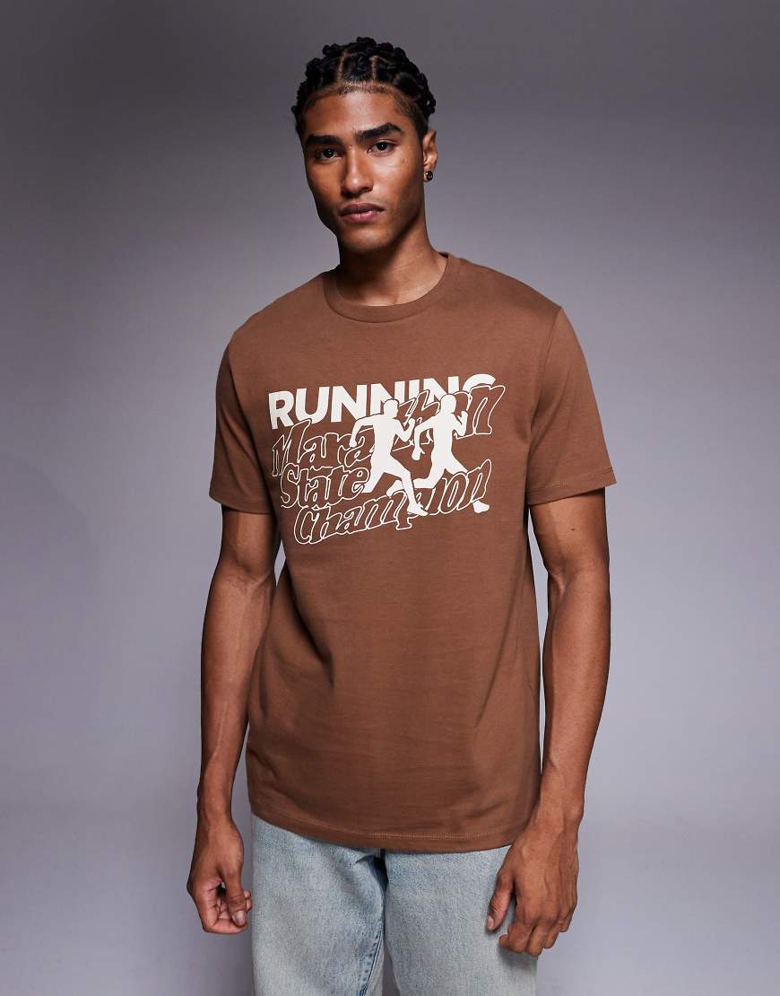 ASOS DESIGN - T-Shirt in Braun mit Sport-Grafikprint-Weiß ASOS DESIGN - T-Shirt in Braun mit Sport-Grafikprint-Weiß von ASOS DESIGN