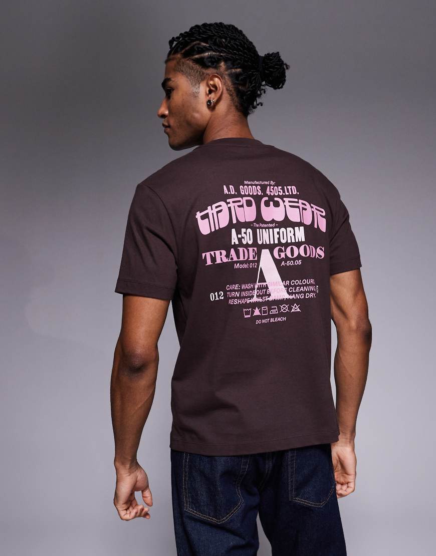 ASOS DESIGN - T-Shirt in Braun mit Text-Print-Brown von ASOS DESIGN