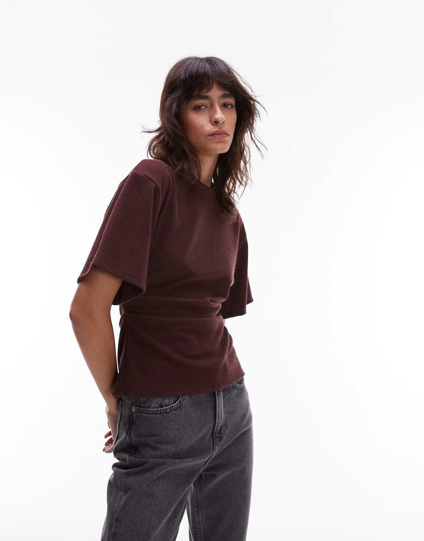 ASOS DESIGN - T-Shirt in Burgunderrot mit Struktur und Korsett-Taille von ASOS DESIGN